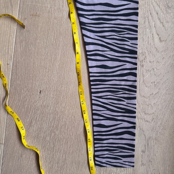 4 Pack of Zara Kids Animal Print leggings in purple & black zebra/cheetah print - Picture 5 of 7